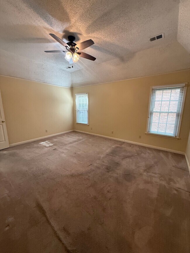 Building Photo - 8142 Creekside Cir S