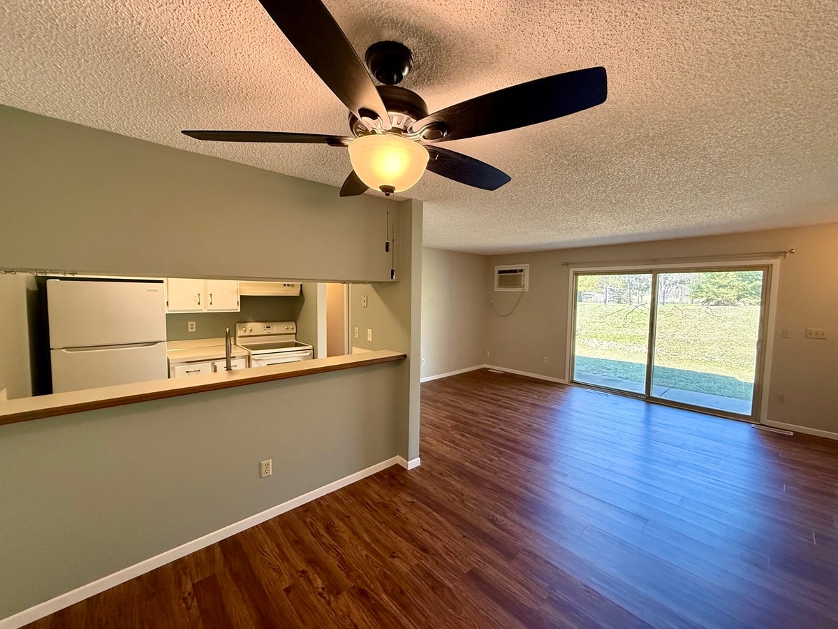 Building Photo - 8856 Jasmine Ln