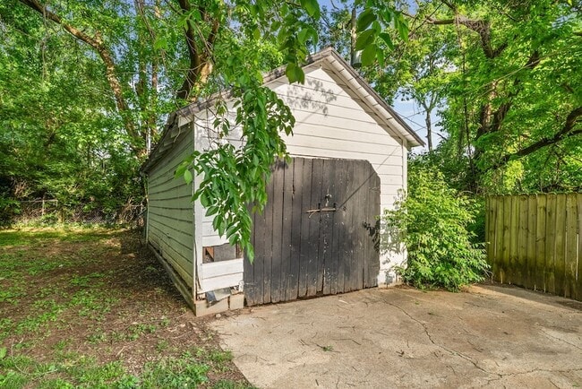 Building Photo - 715 Elder St