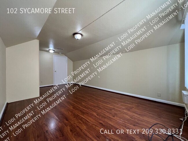Building Photo - 102 Sycamore St