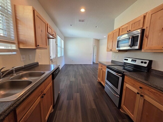 Building Photo - 121 Ivy Ln