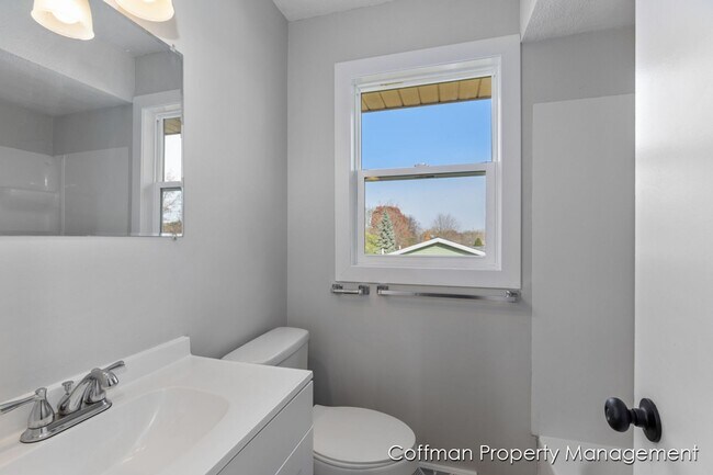 Building Photo - 2511-2513 Ridgefield Dr NE