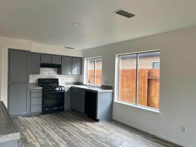 Building Photo - Spacious 3 Bed, 2.5 Bath Home | 1,532 Sq Ft | Prime Elk Grove Location