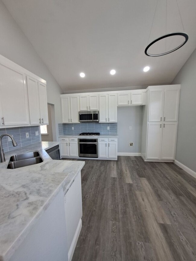 Building Photo - Beautiful 3 Bedroom Home for Rent in well ...