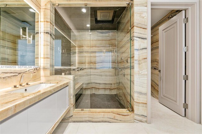 Building Photo - 17901 Collins Ave