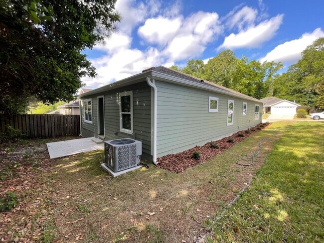 Building Photo - Newer 3/2 in Turkey Creek!