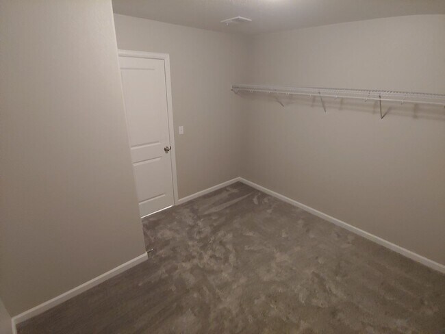 Building Photo - Gorgeous 4 Bed 3.5 Bath in Fantastic Location