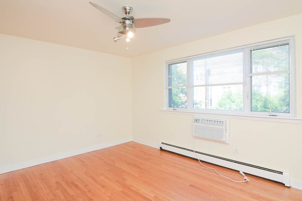 Building Photo - 630 W Wrightwood Ave