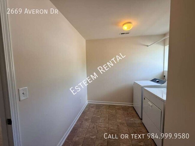 Building Photo - 2669 Averon Dr