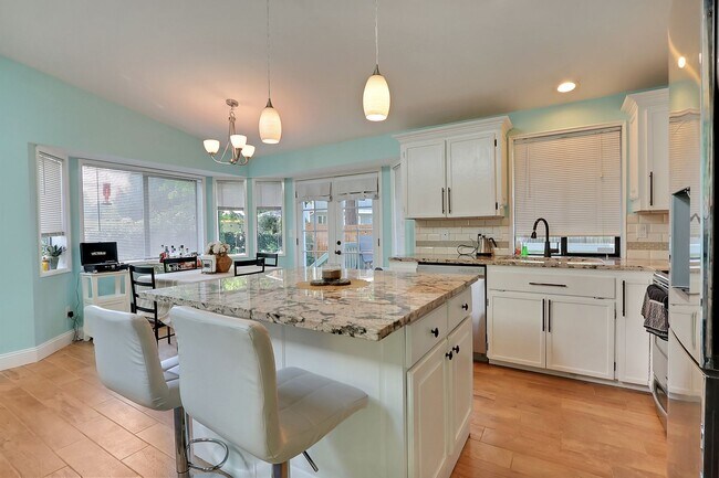 Building Photo - Just like New Home in Steilacoom