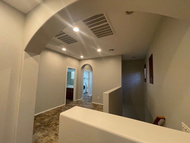 Building Photo - GREAT LOCATION!  Fabulous move-in ready 5 bed /3 bath home in south Tempe