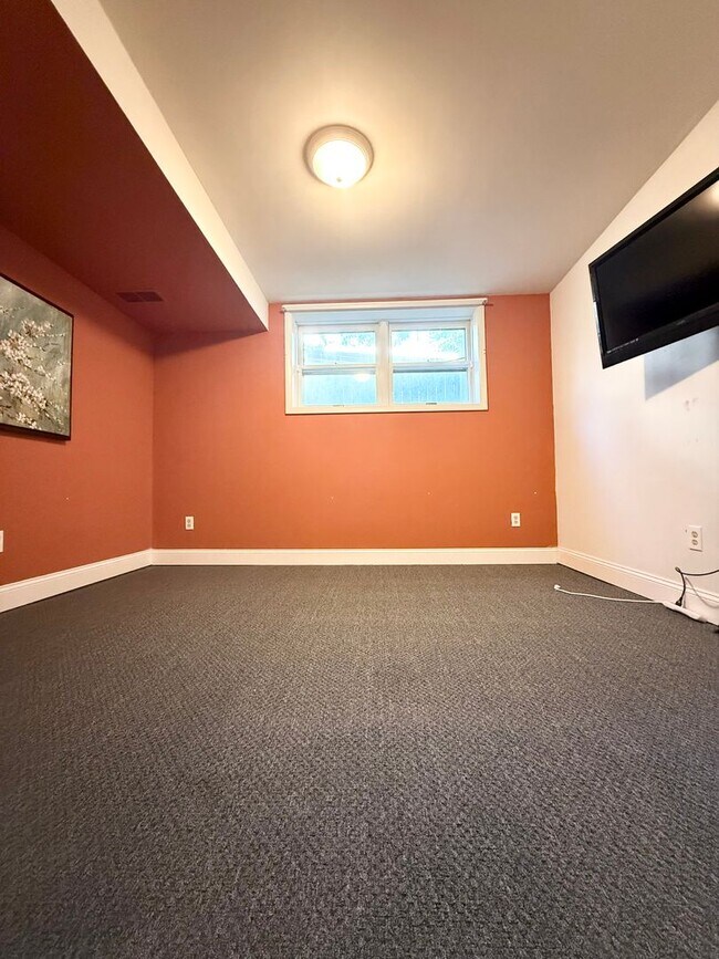Building Photo - AVAILABLE NOW AUGUST 2025.  MONTHLY RENT I...