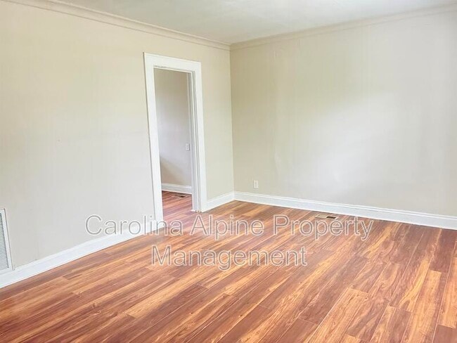 Building Photo - 606 S Ellis St