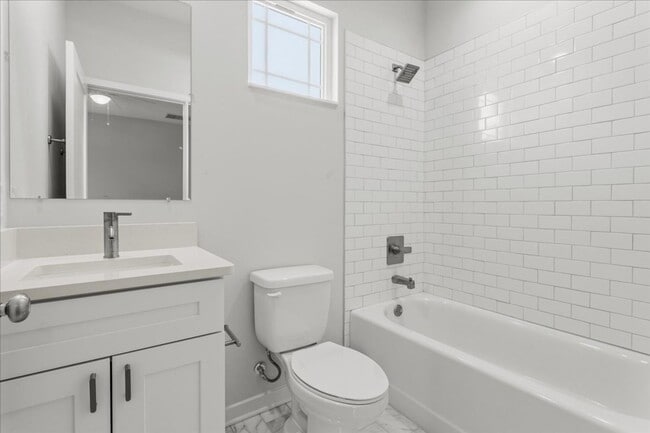 Building Photo - 516 SW 7th Pl