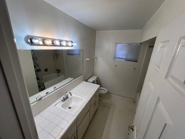 Building Photo - HOUSE