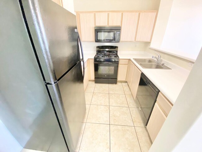 Building Photo - CUTE CONDO UNIT 2 BEDROOM / 2  FULL BATHRO...