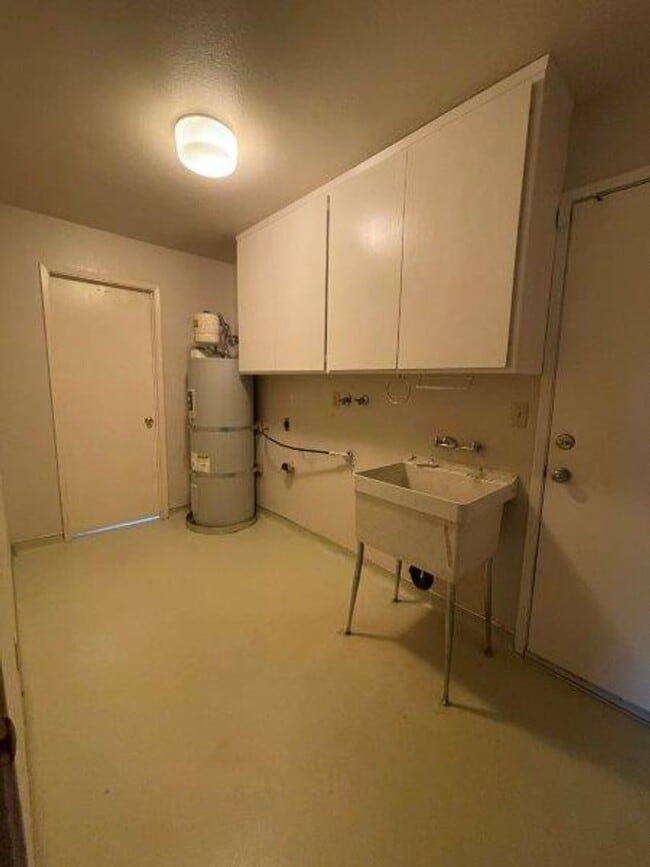 Building Photo - Desired Greenhaven 4 Bedroom