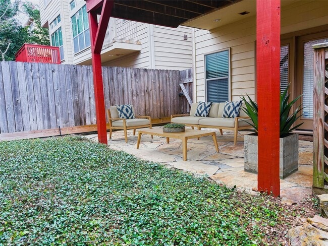 Building Photo - 592 Bomar St