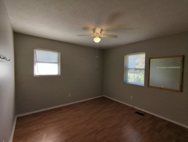 Building Photo - 3 Bedroom House in Harrison
