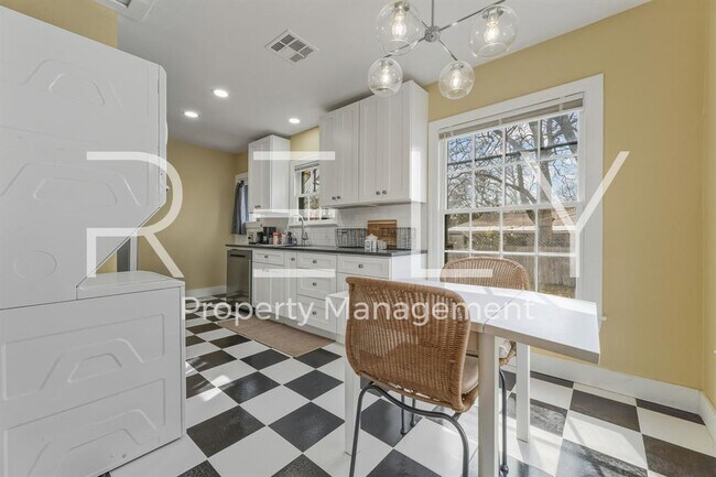 Building Photo - 933 E 56th St