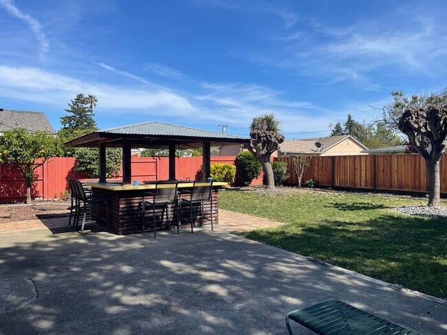 Building Photo - 3 bedrooms, 1 baths, 2 car garage and larg...