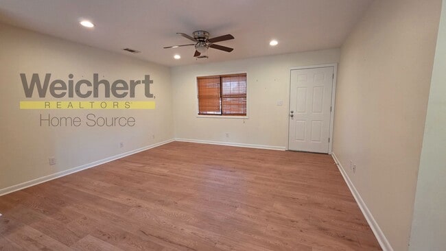 Building Photo - 3 bed, 2 bath in Center Hill