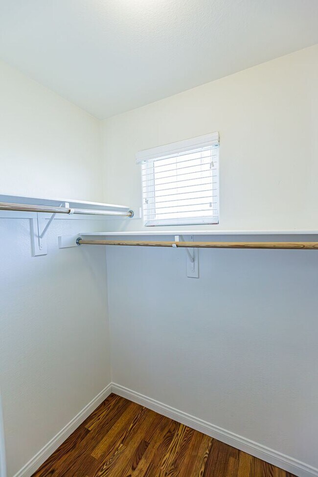 Building Photo - Beautiful 2 story Home