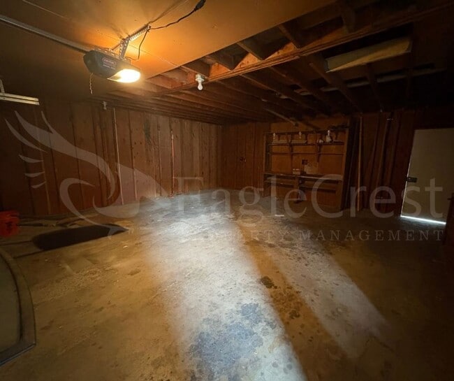 Building Photo - Three Bedroom, Two Bathroom House plus bon...