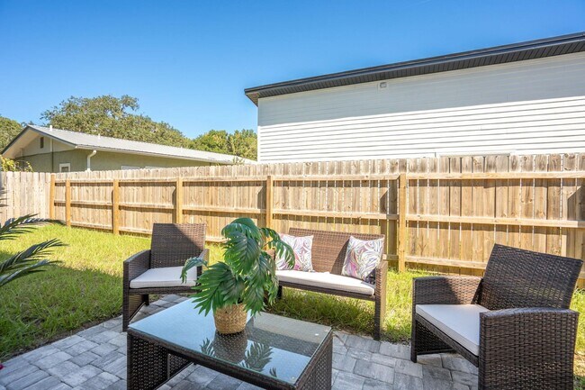 Building Photo - 816 W 9th St