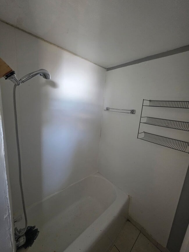Building Photo - Nicely updated 1 BR