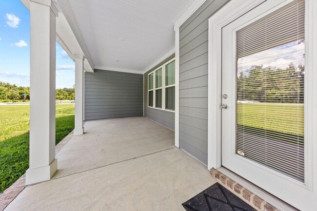 Building Photo - 5 bedroom 3.5 bath home in desired community