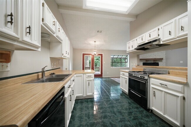 Building Photo - 3134 Village Park Dr