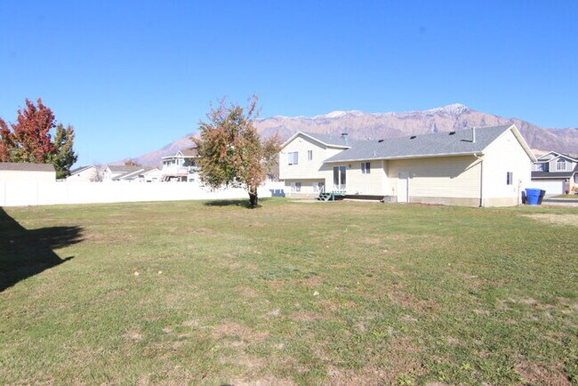 Building Photo - Updated 4 Bed, 2 Bath SFH