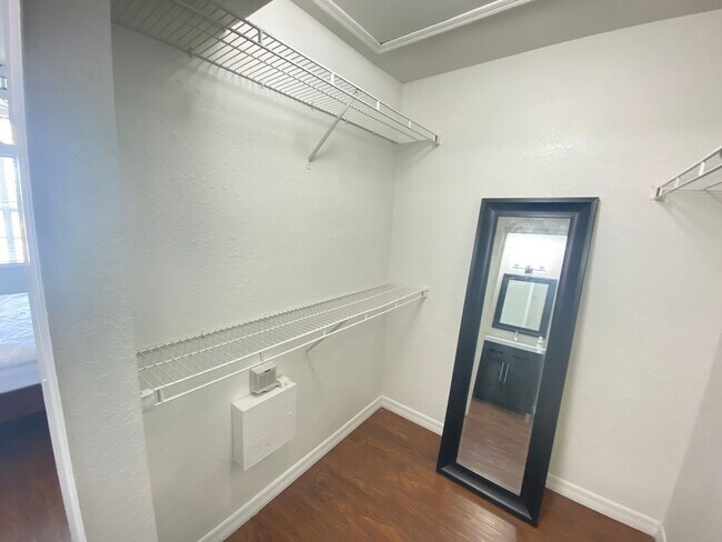 Building Photo - 13827 Fairway Island Dr