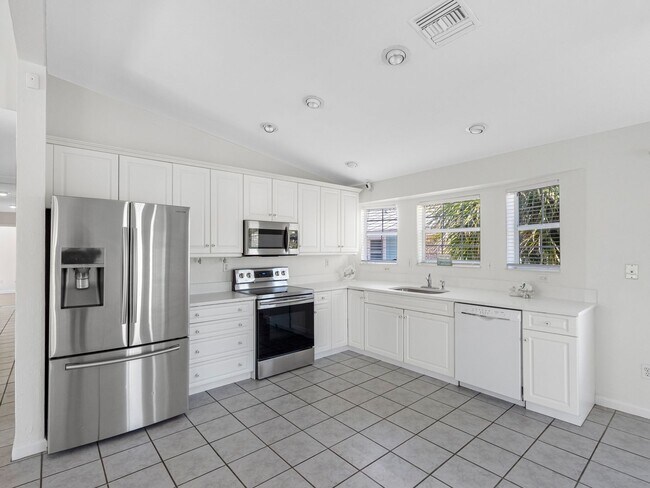 Building Photo - $500 OFF FIRST MONTHS RENT!