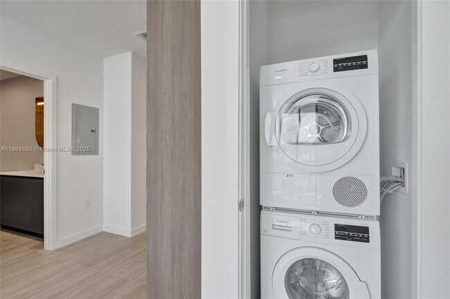 Building Photo - 580 72nd St