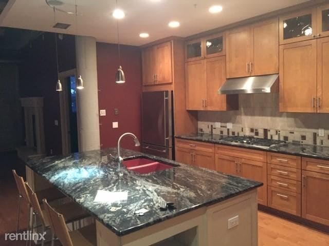 Building Photo - 1008 Dodge St