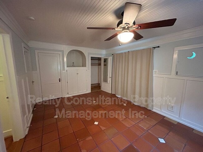 Building Photo - 2461 Lyndhurst Ave