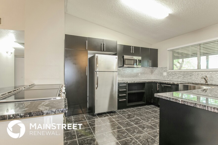 Building Photo - 7619 W Hope Dr