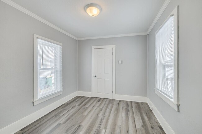 Primary Photo - 31/33 S Butler St