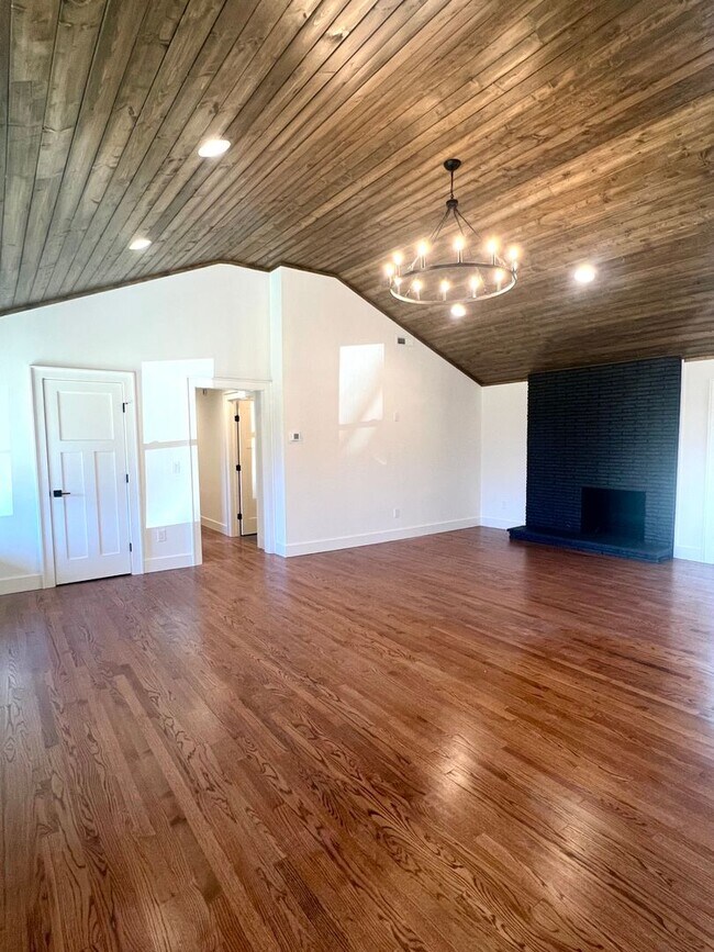 Building Photo - 3 Bedroom 2 Bath house Great Hendersonville Location!