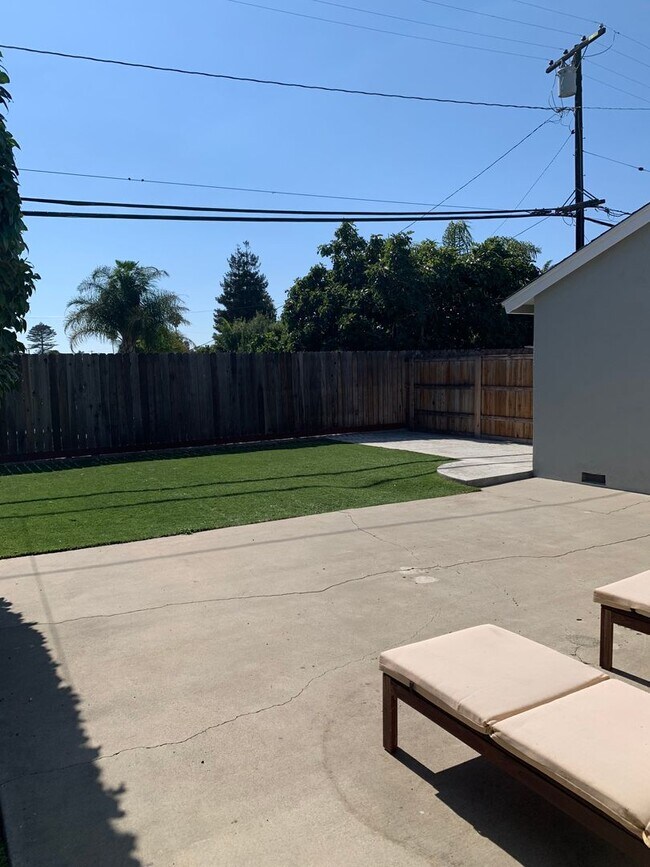 Building Photo - Spacious 3+3 Single Story Home w/ office -...