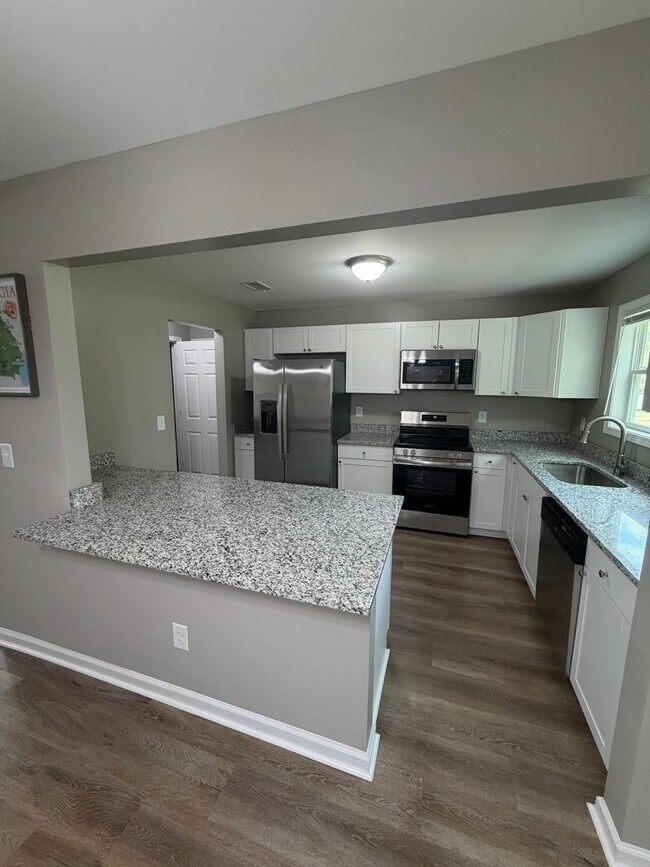 Building Photo - Perfect East Side Home For Students