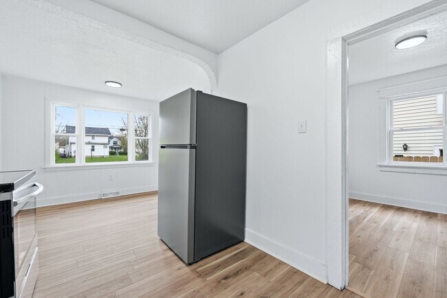 Building Photo - Updated 3BR with Fresh Finishes