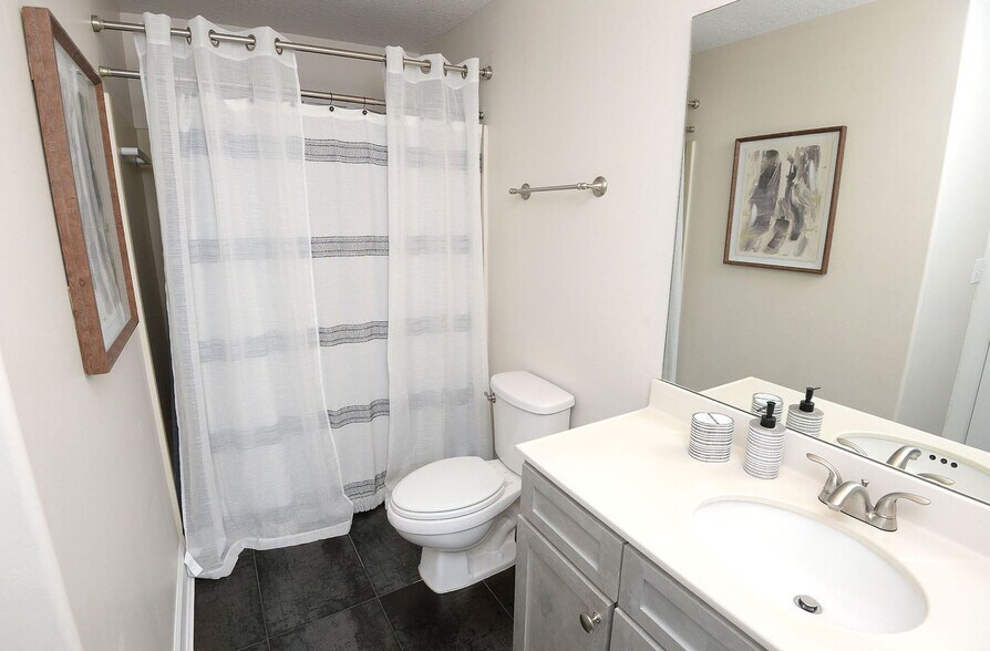 Building Photo - 17545 Front Beach Rd