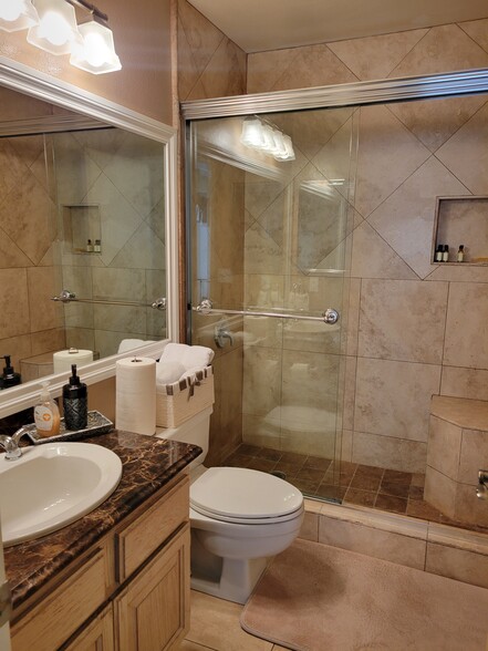 Tenant bathroom - 59 Hawaii Dr