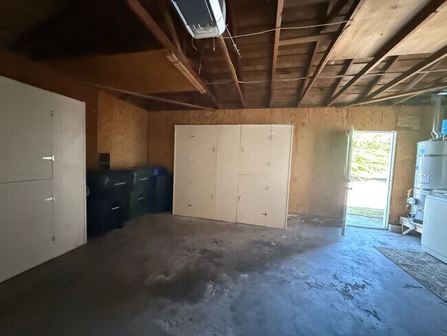 Building Photo - Victorville Green Tree Home- Refurbished 4 Bedrooms, 2 Bathrooms, New Paint,