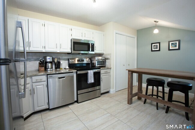 Building Photo - 17 Wiggins Farm Dr