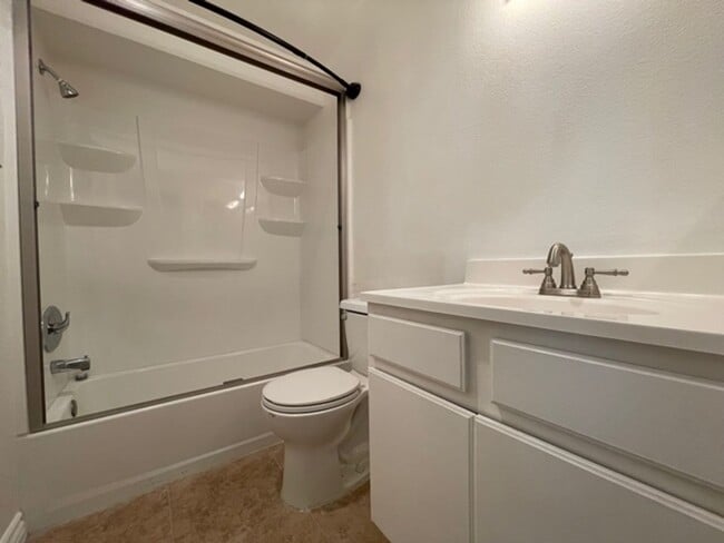 Building Photo - BEAUTIFUL 4 BEDROOM + 3 BATHROOM HOUSE IN SANTA CLARITA AVAILABLE NOW!