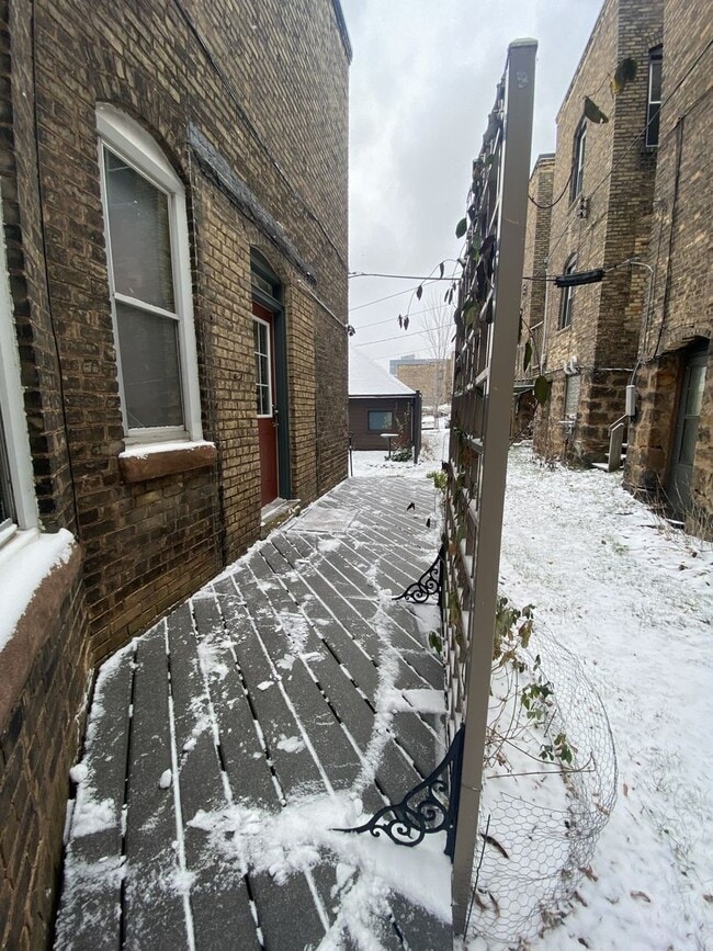 Building Photo - 125 N 9th Ave E